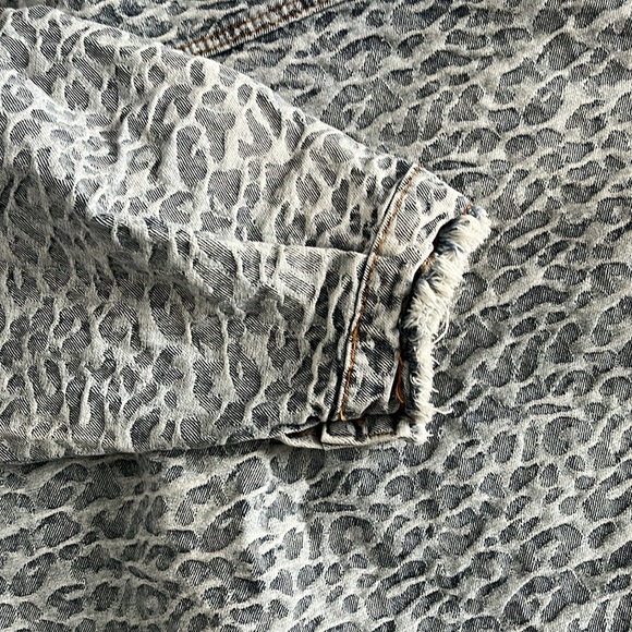 POL Distressed Leopard Denim Jacket Medium - Picture 8 of 9